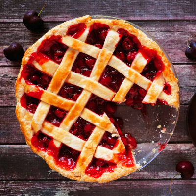 Amerykański cherry pie, klasyczny placek z wiśniami i kruchym ciastem