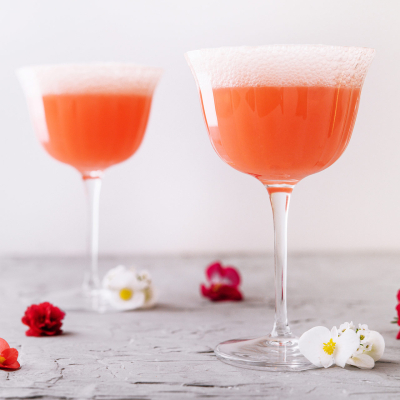Aperol Sour w eleganckim kieliszku z pianką na wierzchu
