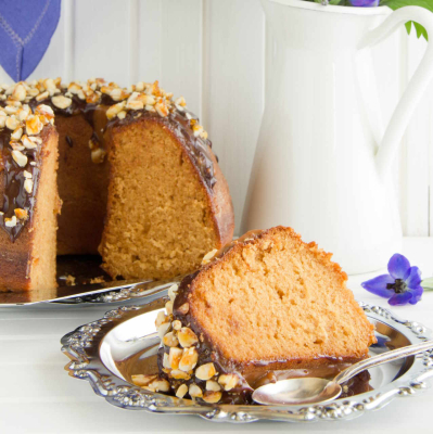 Babka kajmakowa z polewą czekoladową i orzechami