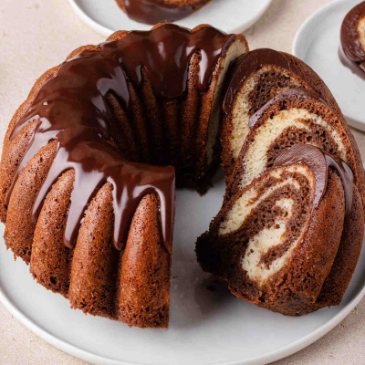 Babka marmurkowa z ciasta waniliowego i czekoladowego