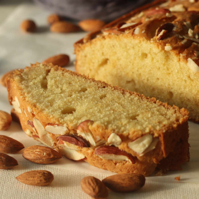 Wilgotna babka migdałowa o delikatnym aromacie