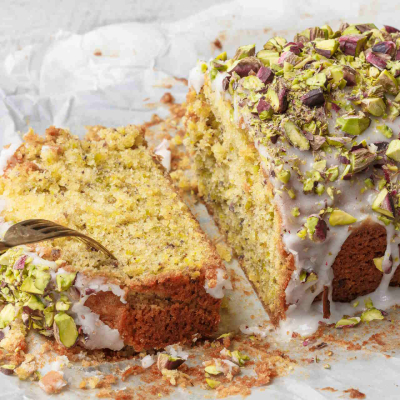 Zielona babka pistacjowa z polewą z białej czekolady
