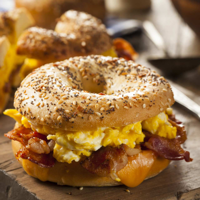 Chrupiący Bajgiel z jajecznicą i bekonem Bajgiel śniadaniowy z jajecznicą i bekonem