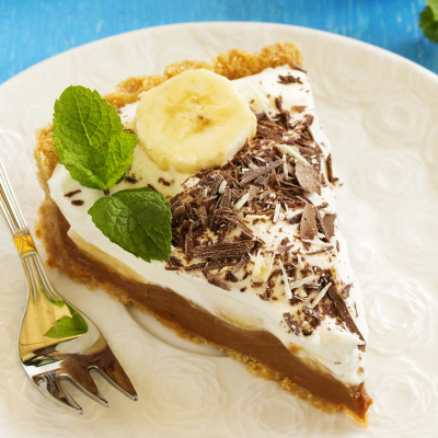 Banoffee pie z bananami, masą kajmakową i śmietaną