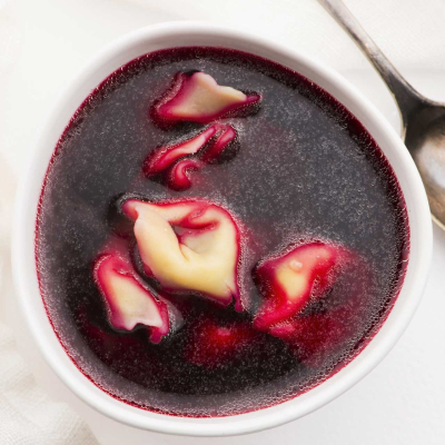 Barszcz wigilijny podany z uszkami na świątecznym stole