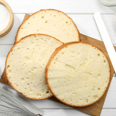 Domowy biszkopt do tortu podzielony na trzy równe blaty