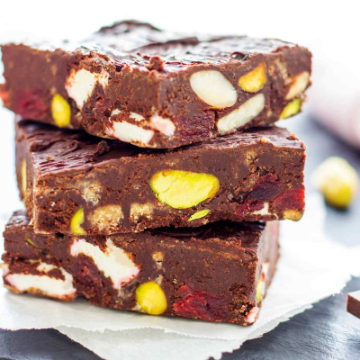 Blok czekoladowy z bakaliami – świąteczne ciasto bez pieczenia Blok czekoladowy z bakaliami – szybkie ciasto bez pieczenia na Boże Narodzenie