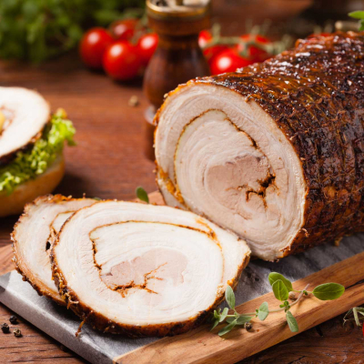 Boczek pieczony rolowany z chrupiącą skórką – soczyste mięso z piekarnika