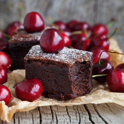 Brownie z wiśniami, wilgotne czekoladowe ciasto udekorowane owocami