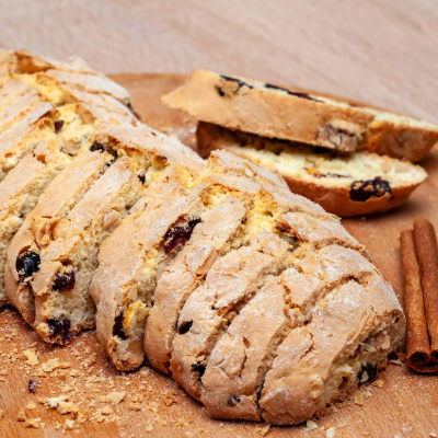 Włoskie cantuccini z migdałami pokrojone na chrupiące kromki