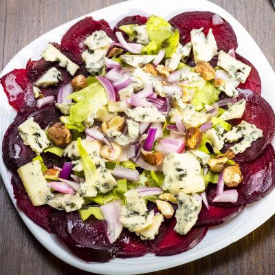 Carpaccio z buraka z serem pleśniowym i orzechami laskowymi