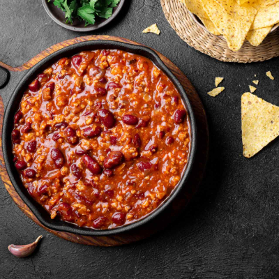 Chili con carne pikantne danie z mieloną wołowiną, fasolą i pomidorami