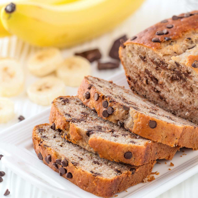 Pokrojony chlebek bananowy z czekoladą podany na talerzu