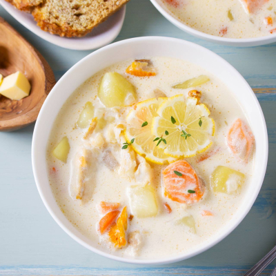 Chowder - kremowa zupa rybna z łososiem, dorszem, ziemniakami i kukurydzą