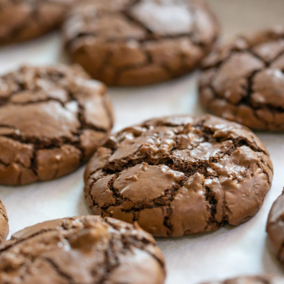 Miękkie ciasteczka brownie o intensywnym czekoladowym kolorze