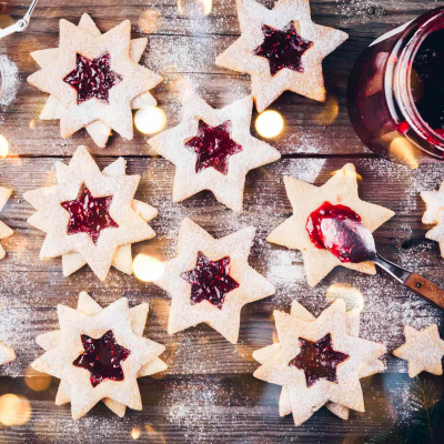 Ciasteczka świąteczne w kształcie gwiazdek z dżemem malinowym