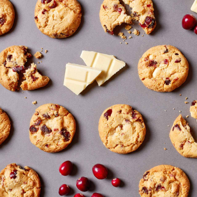 Domowe ciasteczka z suszoną żurawiną i kawałkami białej czekolady