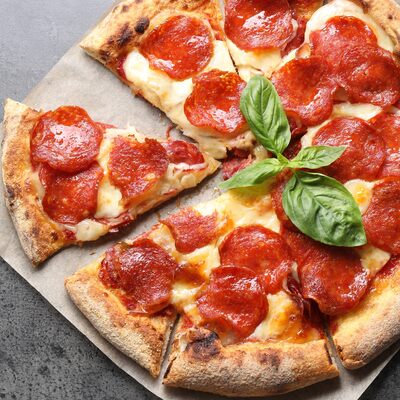 Pizza na cieście przygotowanym na zaczynie drożdżowym