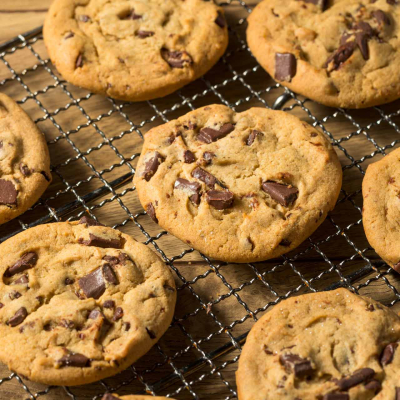 Świeże domowe ciasteczka Crumbl Cookies z czekoladą
