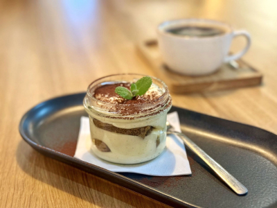 Deser podany na talerzu w nowoczesnym bistro