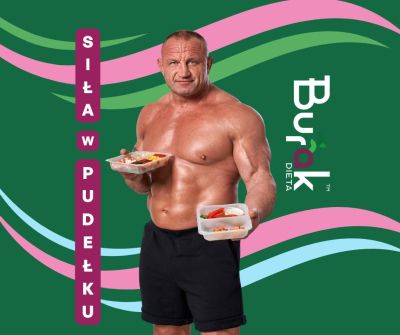 Mężczyzna trzyma pudełka ze zdrowymi posiłkami