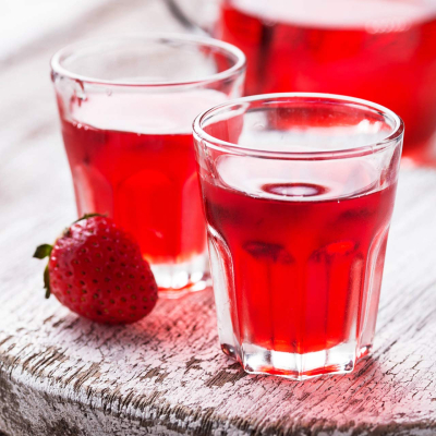 Domowa nalewka z truskawek podana w szklankach