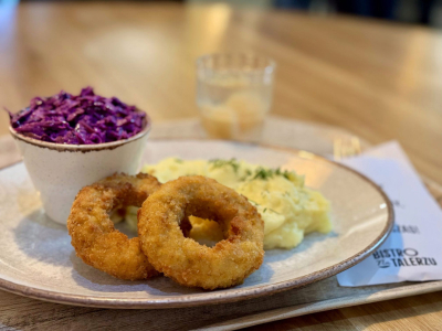 Domowy obiad podany na talerzu w nowoczesnym bistro