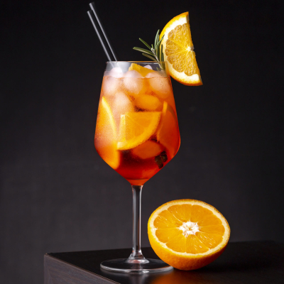 Aperol Spritz z dekoracją z rozmarynu i plasterkiem cytrusa
