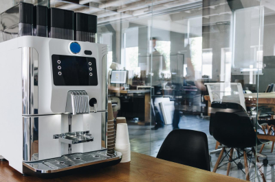 Ekspres do kawy w biurze na tle nowoczesnej przestrzeni biurowej