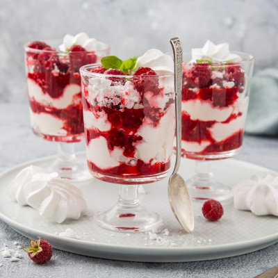 Eton Mess – tradycyjny angielski deser z bezą, bitą śmietaną i malinami