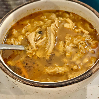 Flaki wołowe – klasyczny przepis na tradycyjną polską zupę Flaki wołowe podane w misce