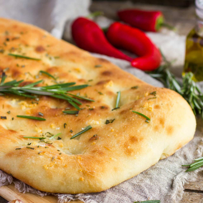 Włoska focaccia – puszysty chlebek z oliwą i ziołami