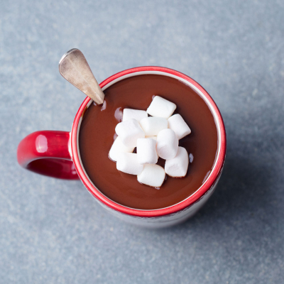 Kubek gęstej gorącej czekolady z mini piankami marshmallow