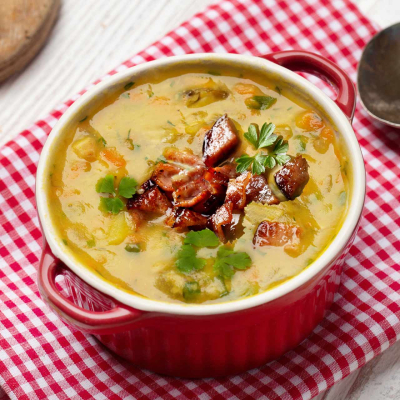 Grochówka na żeberkach z kiełbasą i boczkiem – tradycyjny przepis