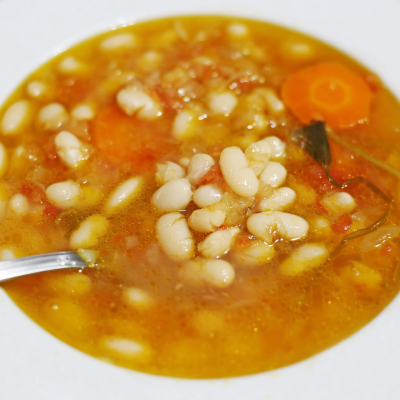 Grochówka wegetariańska – lekka i aromatyczna zupa bez mięsa Grochówka wegetariańska z warzywami i wędzoną papryką