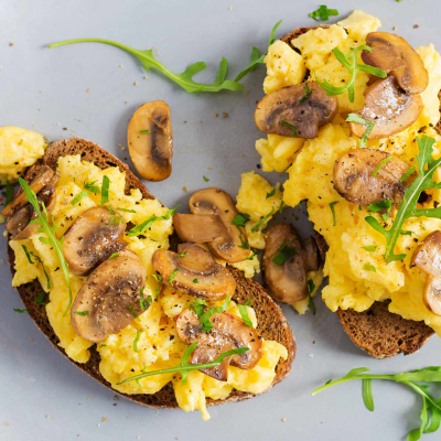 Chrupiące grzanki śniadaniowe z jajecznicą i pieczarkami Grzanki z jajecznicą i pieczarkami z dodatkiem listków rukoli