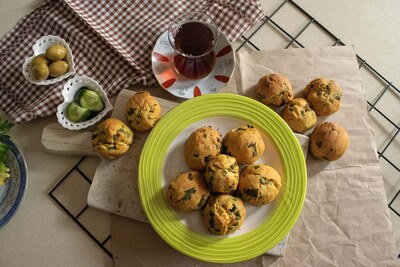 Muffinki jajeczne ze szpinakiem na śniadanie Jajeczne muffinki ze szpinakiem podane na talerzu