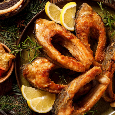 Karp smażony podany jako tradycyjna ryba wigilijna