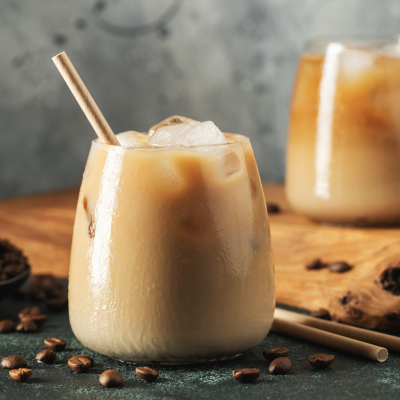 Szklanka kawy mrożonej z lodem i mlekiem