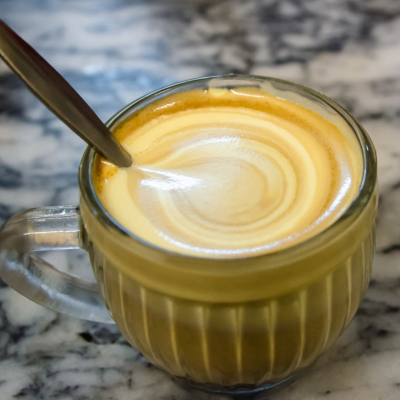 Kawa z jajkiem po wietnamsku – kremowa kawa z żółtkiem i cukrem