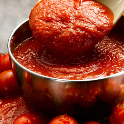 Domowy ketchup z cukinii w miseczce, gęsty sos warzywny z koncentratem pomidorowym