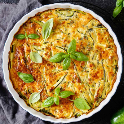 Keto tarta z cukinii z serem i ziołami, niskowęglowodanowy wypiek