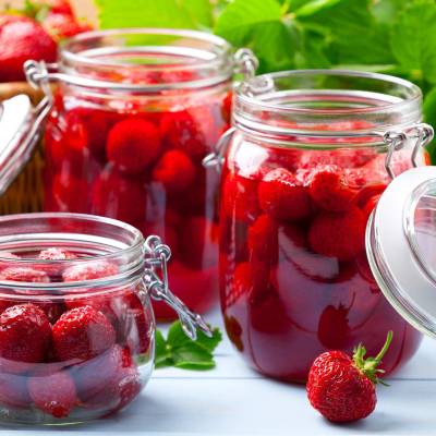 Kompot z truskawek na zimę w słoikach