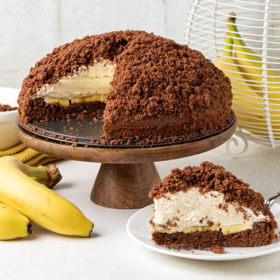 Domowy kopiec kreta z kakao, bananami i kremem śmietanowym