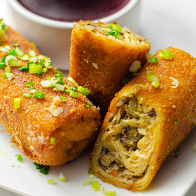 Krokiety z kapustą kiszoną i pieczarkami podawane do barszczu