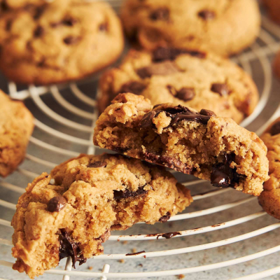 Domowe kruche ciasteczka z kawałkami czekolady