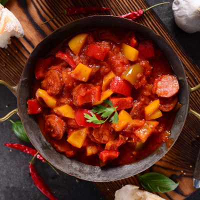 Leczo z kiełbasą, cukinią i pomidorami