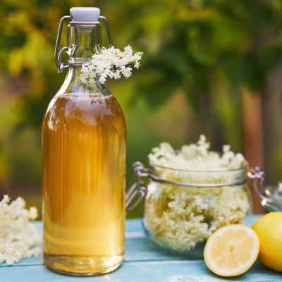 Lemoniada z kwiatów czarnego bzu