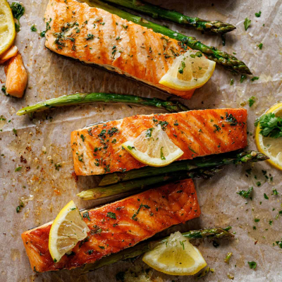 Łosoś z piekarnika ze szparagami – zdrowe i lekkie danie obiadowe