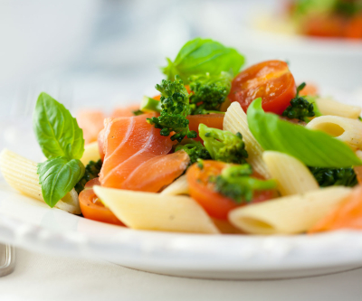 Makaron z łososiem Makaron z łososiem podany na talerzu